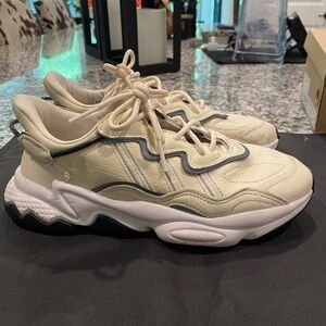 Adidas Women’s Ozweego size 7